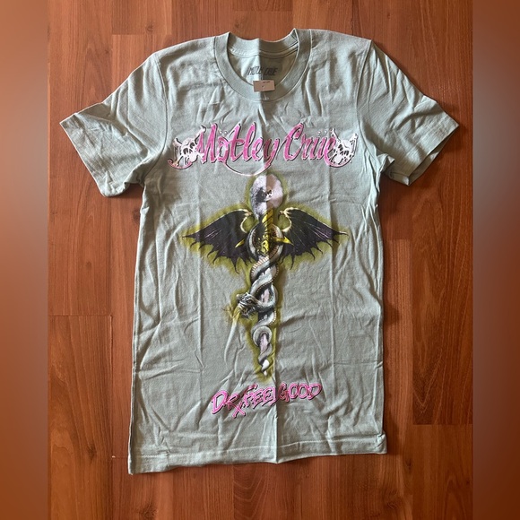 🆕 NWT Motley Crüe Dr. Feelgood T-shirt size small Hot Topic 🎸 - Picture 3 of 7